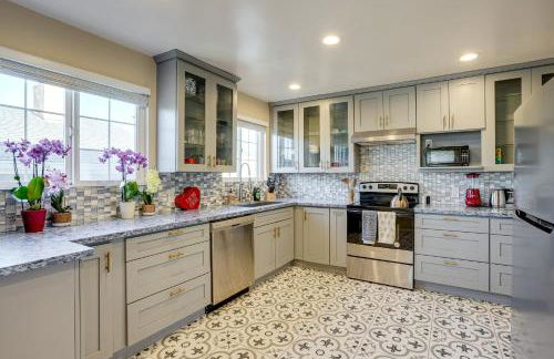 Easy SF Access! Spacious Family Home with Yard - Foto 1