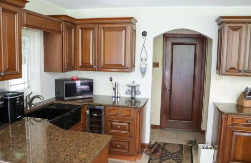 Large home with hot tub in serene wooded setting - Foto 20