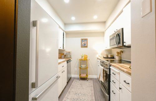 Cozy 2BR Condo Walk to Lake, Saltwater Pool and Golf - Foto 12