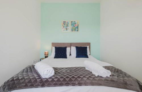 Modern and Comfortable Home away from Home - Photo 18