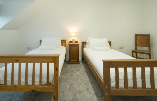 Modern 4-Bed Home Spacious & Comfortable - Pass the Keys - Foto 44