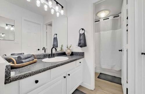 Luxe 2BR Condo Next to Pool Trails & Mountain - Foto 21