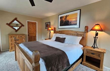 Knotty Pine Cabin with Artisan Stone Patio - Walk to Bass Lake - Foto 9