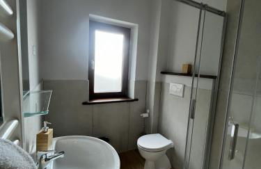 Tra il bosco e il lago - Foto 12