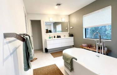 Super stylish 4 BR Home Steps from the Fun - Foto 52