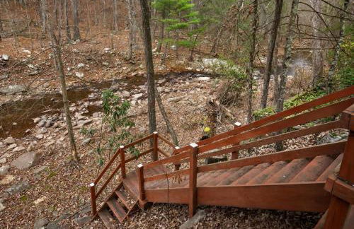 Loft Wood Stove Fire Pit Grill & Deck on Creek - Foto 45