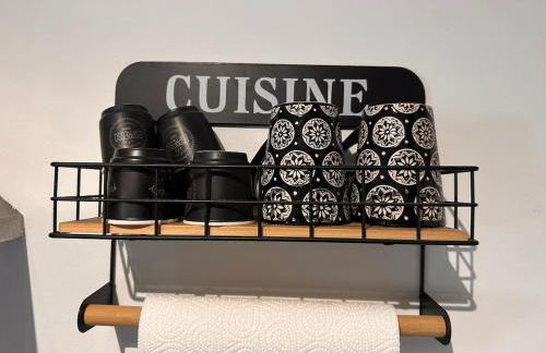 AJ - Stylish Pied-à-Terre à La Joliette - Parking - Foto 31