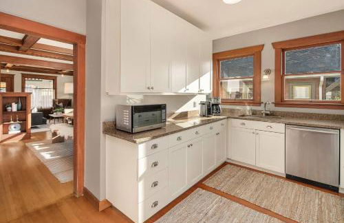 Refined Seattle Craftsman - Perfect Family Retreat near Parks, Zoo & UW - Foto 13