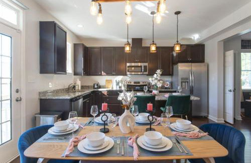 Fam-Biz Friendly 3BD with Fire pit & BBQ - Downtown - Foto 43