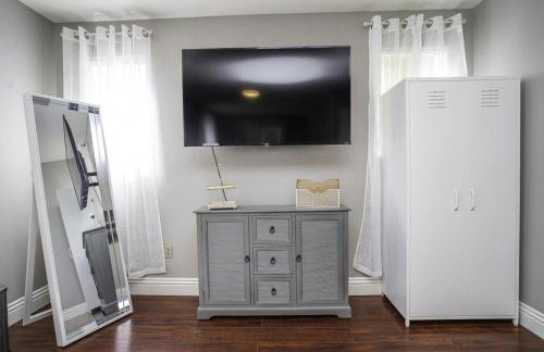 Viva Vegas Cozy 3BR Home Minutes from the Strip - Photo 27