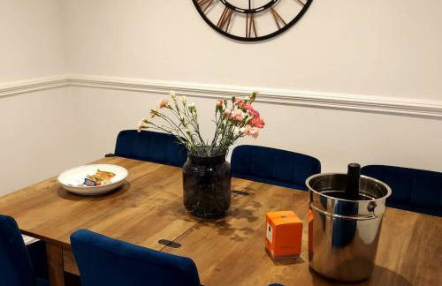 Cottage, Hot Tub, Open fire, Games Room, large Garden Sleeps 2-8 - Foto 13