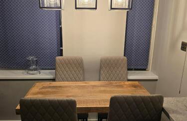 Contemporary & Spacious 1BD - Fireplace with Modern Comforts - Foto 12