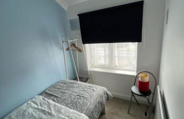 Lovely 4 bed house with patio & bbq - Photo 14