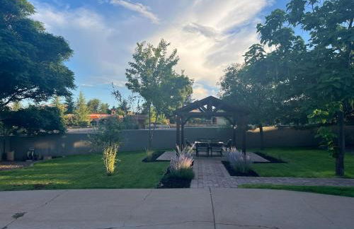 Sedona Uptown Gem!Large yard w grass and shade trees! Views!! NEW! BARREL SAUNA!!! Close to trails, walk to Uptown Sedona, restaurants and shopping - Foto 7