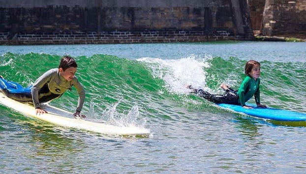 Pendant la leçon de surf