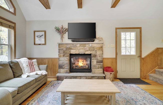 Woodland Oasis by Avantstay Hot Tub, Firepit, Walk to Lake - Photo 6