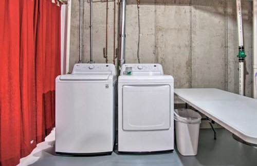 Rustic Rothbury Cabin with Resort Amenity Access! - Foto 13