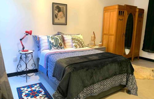 Casa linda, ótima localização, 2 vagas de garagem - Foto 13