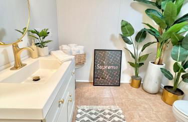 Luxury 4 bedroom 2 bath Lake Views - Photo 35