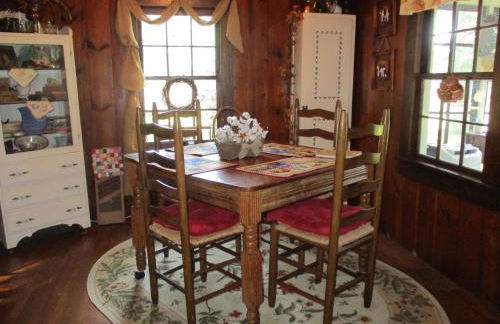 Historic cabin off I-77, views, antiques, Wi-fi, wonderful experience for 2! - Foto 18