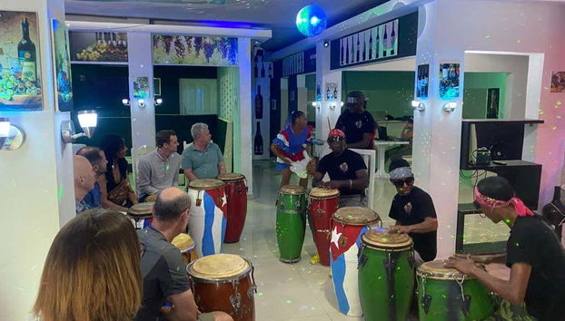 Concentrados en la clase de percusión