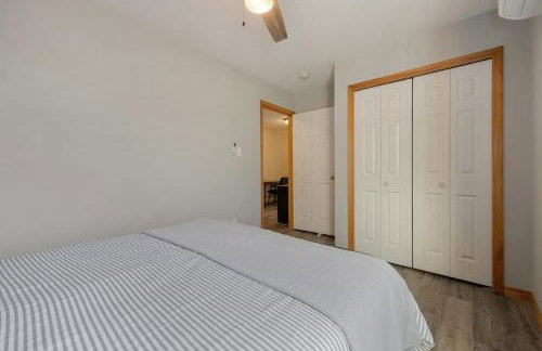 Lakefront Home with Private Beach Access & Hot Tub - Foto 44