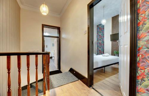 Newcastle CITY APT35,FREE STREET PARKING,4 BEDROOM HOUSE,8 SINGLE BEDS,FULL KITCHEN,ALL ROOMS WITH TVs,NETFLIX - Photo 38
