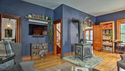 Historic Michigan Farmhouse with Grill and Fire Pit! - Foto 5