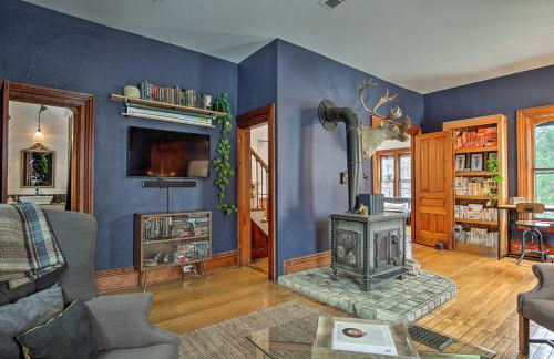 Historic Michigan Farmhouse with Grill and Fire Pit! - Foto 5