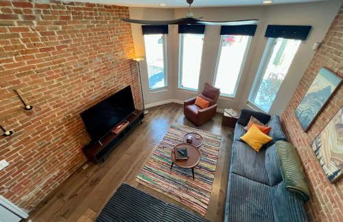 UPTOWN CASTLE - CITY VIEWS - THEATER & CONVENTION DISTRICT! - Foto 4