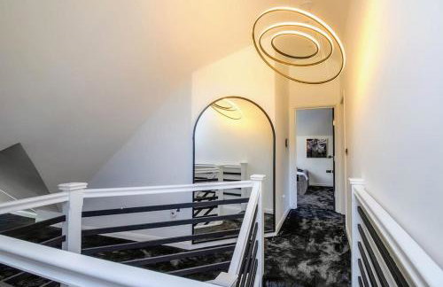 Luxury 4-Bedroom High-End Home, Includes Jacuzzi and Pool Table - Foto 35