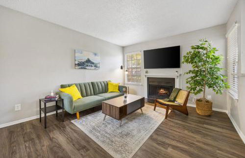 Emerald Loft - Pool, Gym & Free Parking! - Photo 1