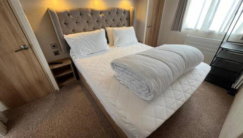 L60, Two bedroom caravan - California Cliffs, Parkdean Resort, Scratby - Sleeps 6, bed linen, towels plus Wi-Fi included - Sorry no pets - Photo 2