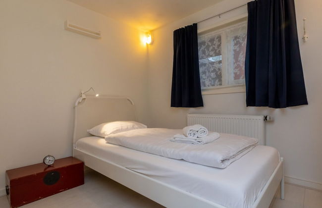 Beautiful Bungalow With Garden - Photo 2