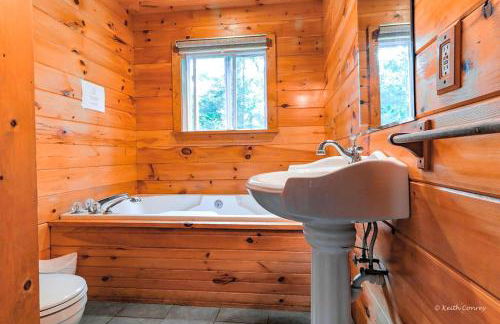 Idyllic Log Cabin Rental with a Porch in the Poconos of Pennsylvania - Foto 7