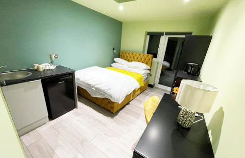 Private Family and Business Rooms Harrow Fast WiFi - Photo 16