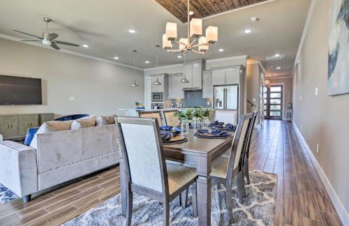 Elegant Lake Conroe Townhome with Boat Slip! - Foto 7