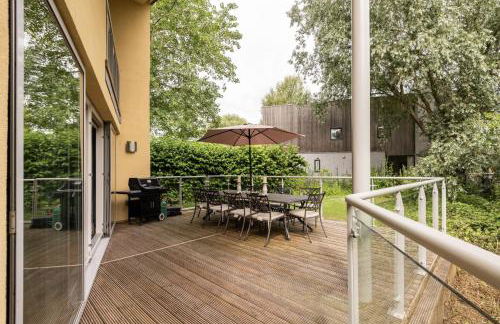 Modern contemporary home in beautiful setting - Foto 45