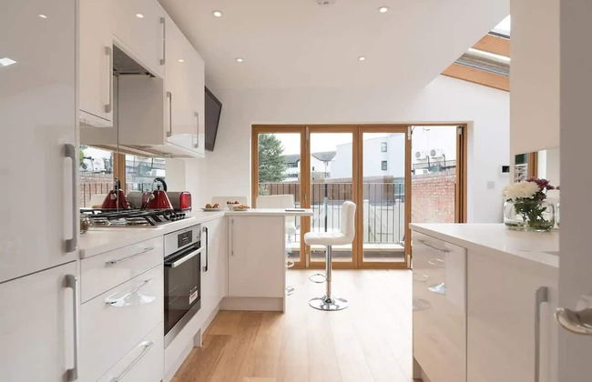 Fulham 2-bed Apt w/ South Terrace Near Tube - Photo 9