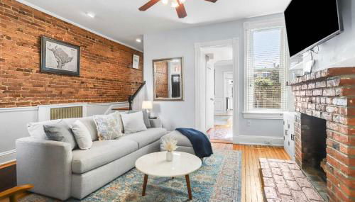 Sojourn Lovely Hill Family Home with Backyard near DC Icons - Foto 2