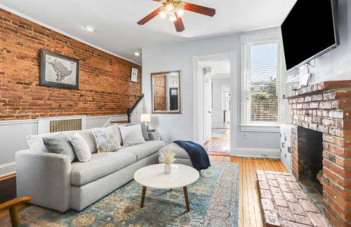 Sojourn Lovely Hill Family Home with Backyard near DC Icons - Foto 2