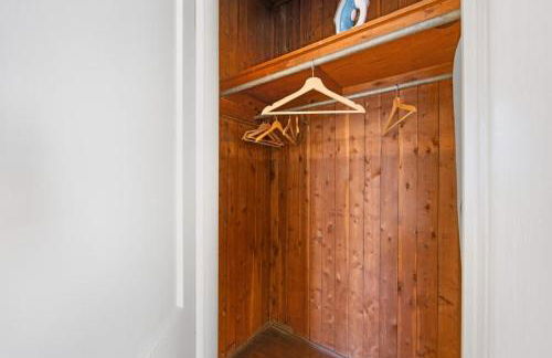 Retro 1BR in Elizabeth with Porch & Eclectic Design - Foto 25