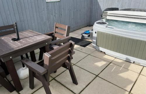 Gamekeepers Cottage - Hot Tub, 2 bed, sleeps 4, private patio, AC, stunning views - Photo 4