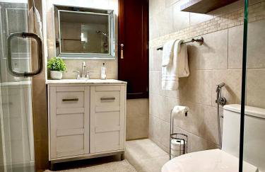 Tropical escape with fire pit near airport & stadium - Foto 6