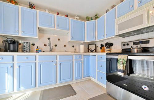 Family Perfect 4BR Home with Hot Tub, Pool Table, Fenced Yard, Cozy Fireplace, Mountain Views, Walkable Neighborhood, Near Parks, Dining, and Adventure - Foto 28