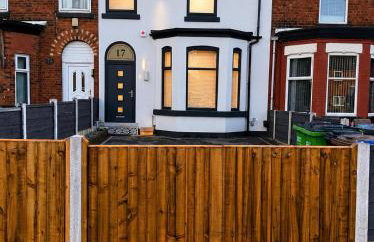 Luxury 6-Bed Home Near City Centre, Sleeps 12 plus- Cinema Room, Games Room, 5 Bathrooms & Driveway for Multiple Cars - Photo 6