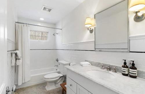 Luxury Sag Harbor Home with Heated Pool & Charm - Foto 26