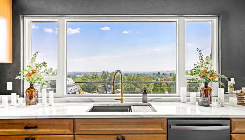 Great Falls Premier Retreat by Wrecked & Refined Stunning Views Hot Tub Family Fun - Foto 5