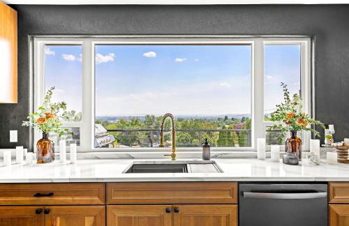 Great Falls Premier Retreat by Wrecked & Refined Stunning Views Hot Tub Family Fun - Foto 5