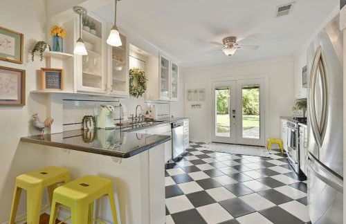 Whimsical Bluebird Cottage Hot Tub Patio Pet Friendly Central Location - Foto 9